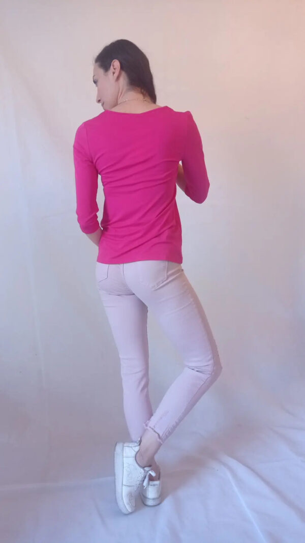 Jeans Strappati Sfrenati: Aggiungi un Tocco di Ribellione al tuo Stile con i Pantaloni Mia