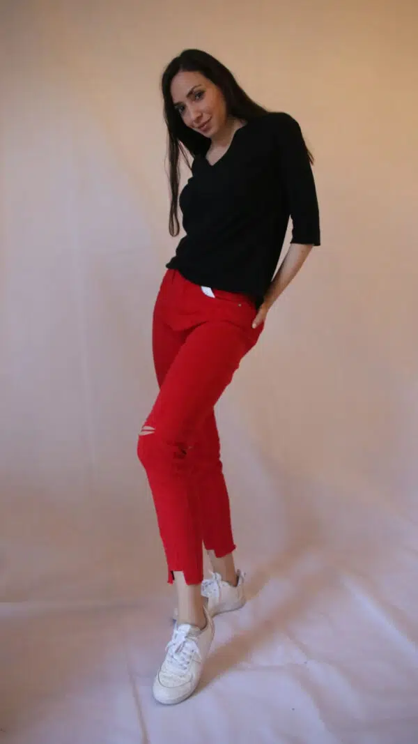 Jeans Strappati Sfrenati: Aggiungi un Tocco di Ribellione al tuo Stile con i Pantaloni Mia