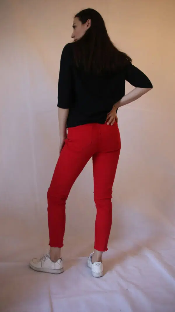 Jeans Strappati Sfrenati: Aggiungi un Tocco di Ribellione al tuo Stile con i Pantaloni Mia