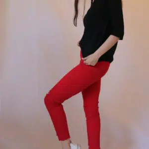 Jeans Strappati Sfrenati: Aggiungi un Tocco di Ribellione al tuo Stile con i Pantaloni Mia