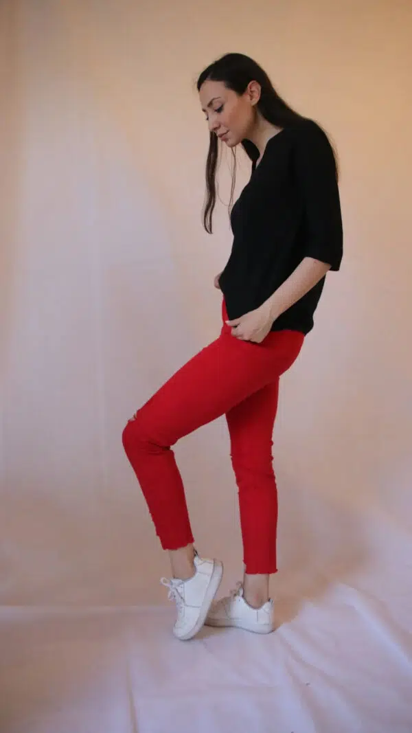 Jeans Strappati Sfrenati: Aggiungi un Tocco di Ribellione al tuo Stile con i Pantaloni Mia