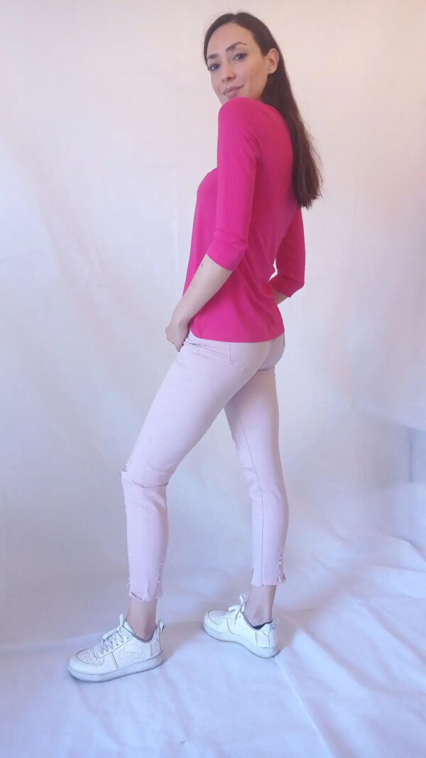 Jeans Strappati Sfrenati: Aggiungi un Tocco di Ribellione al tuo Stile con i Pantaloni Mia