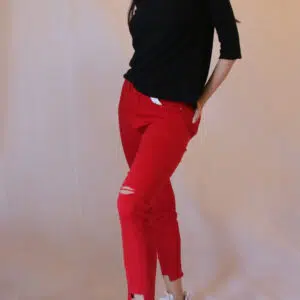 Jeans Strappati Sfrenati: Aggiungi un Tocco di Ribellione al tuo Stile con i Pantaloni Mia