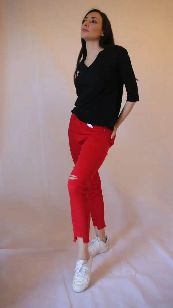 Jeans Strappati Sfrenati: Aggiungi un Tocco di Ribellione al tuo Stile con i Pantaloni Mia