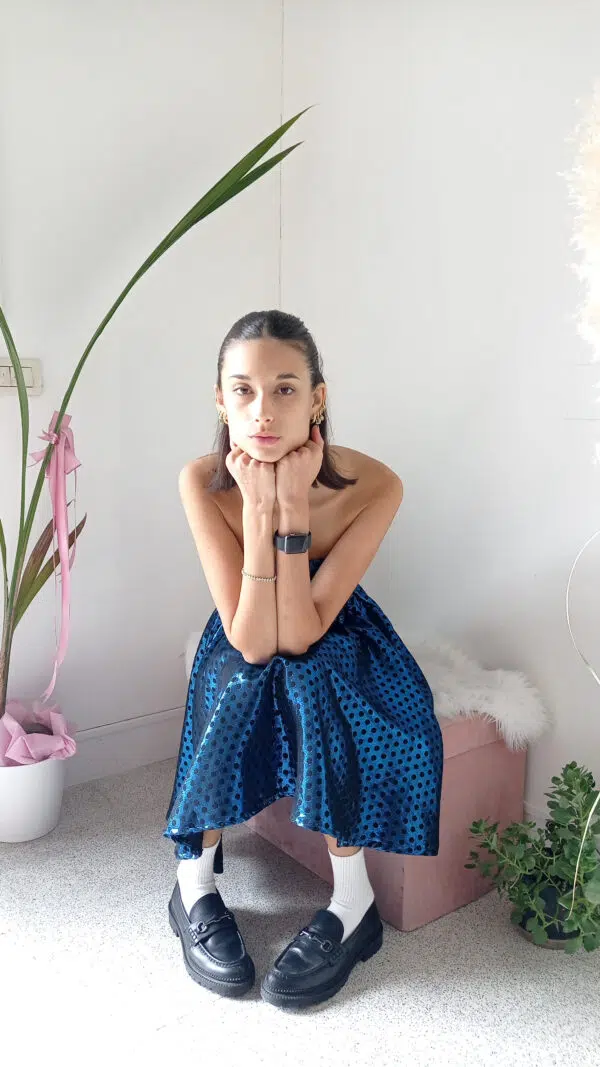 Abito Blu Senza Spalline con Motivo a Pois Lucidi - Eleganza e Giocosità