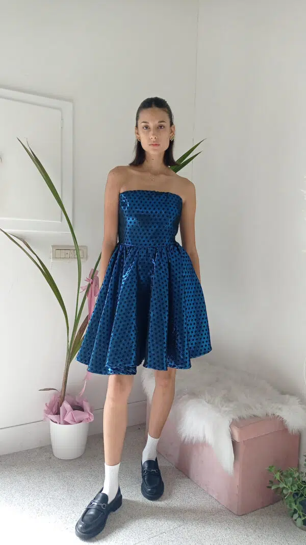 Abito Blu Senza Spalline con Motivo a Pois Lucidi - Eleganza e Giocosità