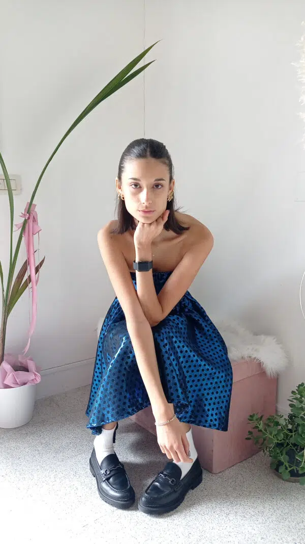 Abito Blu Senza Spalline con Motivo a Pois Lucidi - Eleganza e Giocosità