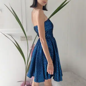 Abito Blu Senza Spalline con Motivo a Pois Lucidi - Eleganza e Giocosità