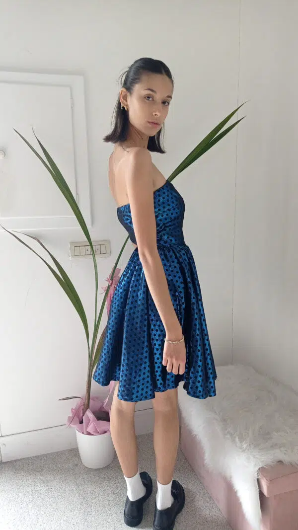 Abito Blu Senza Spalline con Motivo a Pois Lucidi - Eleganza e Giocosità
