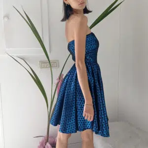 Abito Blu Senza Spalline con Motivo a Pois Lucidi - Eleganza e Giocosità