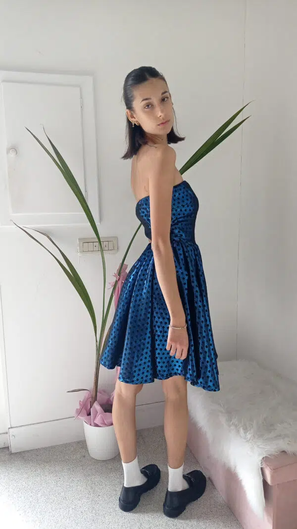 Abito Blu Senza Spalline con Motivo a Pois Lucidi - Eleganza e Giocosità