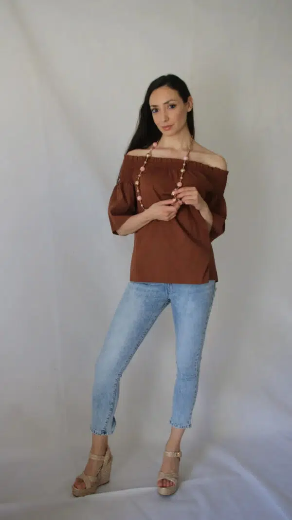Blusa in cotone con scollo alla Carmen