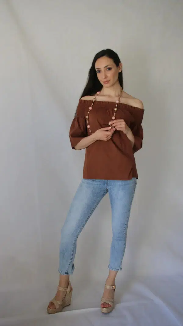 Blusa in cotone con scollo alla Carmen