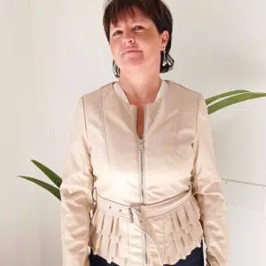 Giacca in Ecopelle con Galette: L'Essenza del Stile nel Colore Burro