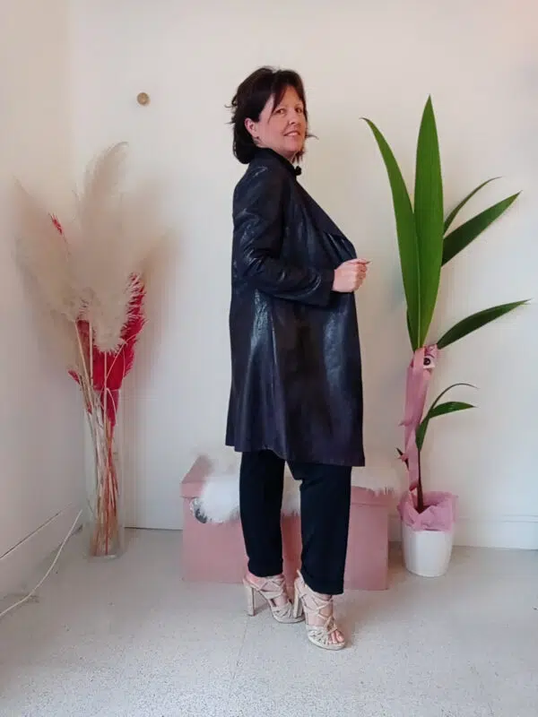 Spolverino Cappotto 'Isabella' in Ecopelle dallo Stile Dark e Deciso