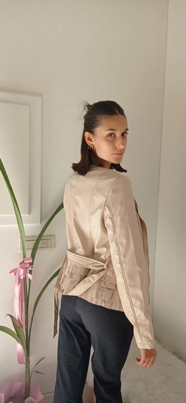 Giacca in Ecopelle con Galette: L'Essenza del Stile nel Colore Burro