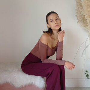 Body Stretch Marrone Bruciato con Spalla Asimmetrica e Apertura Bottoncini - Eleganza Moderna e Femminile