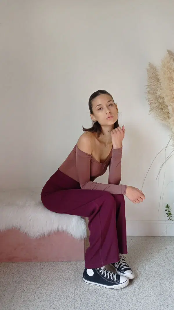 Body Stretch Marrone Bruciato con Spalla Asimmetrica e Apertura Bottoncini - Eleganza Moderna e Femminile