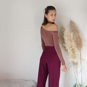 Body Stretch Marrone Bruciato con Spalla Asimmetrica e Apertura Bottoncini - Eleganza Moderna e Femminile