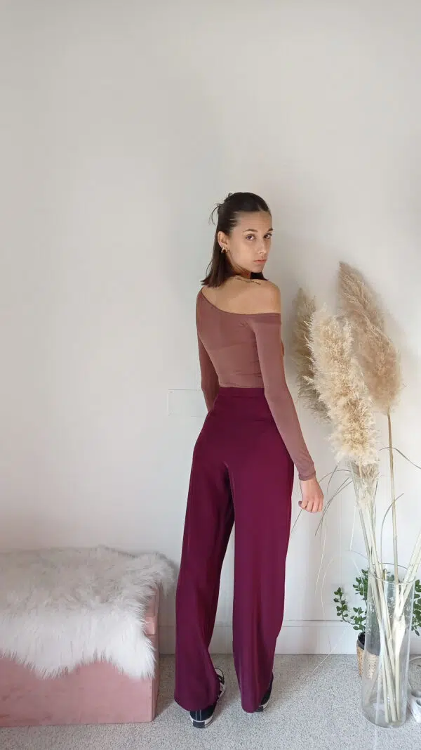 Body Stretch Marrone Bruciato con Spalla Asimmetrica e Apertura Bottoncini - Eleganza Moderna e Femminile