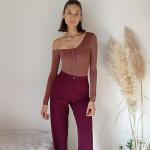 Body Stretch Marrone Bruciato con Spalla Asimmetrica e Apertura Bottoncini - Eleganza Moderna e Femminile