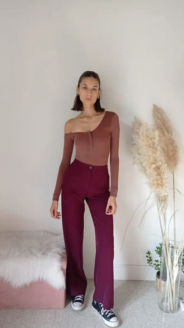 Body Stretch Marrone Bruciato con Spalla Asimmetrica e Apertura Bottoncini - Eleganza Moderna e Femminile