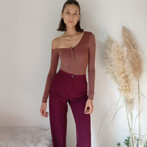Body Stretch Marrone Bruciato con Spalla Asimmetrica e Apertura Bottoncini - Eleganza Moderna e Femminile