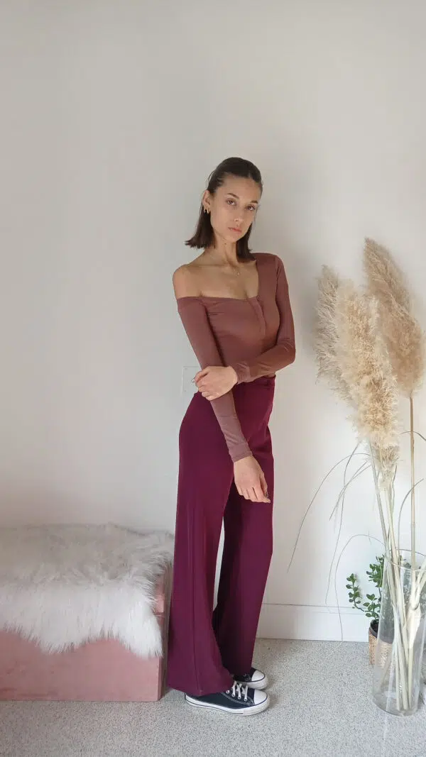Body Stretch Marrone Bruciato con Spalla Asimmetrica e Apertura Bottoncini - Eleganza Moderna e Femminile