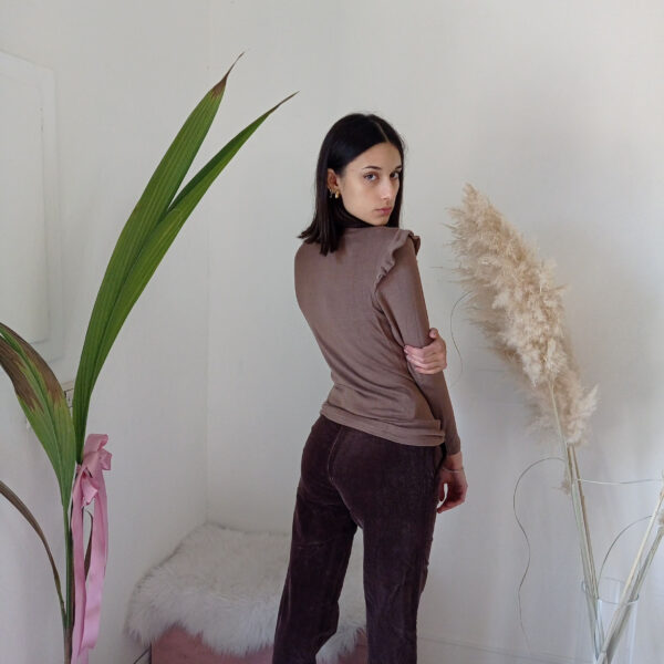 Maglia Queen con Volant e Collo a Cratere di Stella McQueen - Eleganza e Comfort