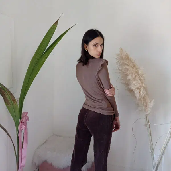 Maglia Queen con Volant e Collo a Cratere di Stella McQueen - Eleganza e Comfort