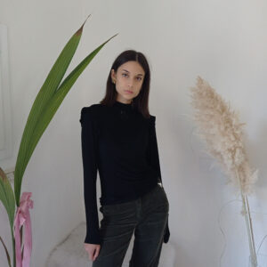 Maglia Queen con Volant e Collo a Cratere di Stella McQueen - Eleganza e Comfort