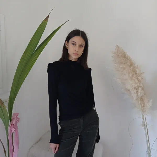 Maglia Queen con Volant e Collo a Cratere di Stella McQueen - Eleganza e Comfort