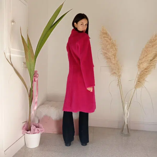 Cappotto Fucsia Peloso Doppiopetto - Calore e Stile sotto al Ginocchio