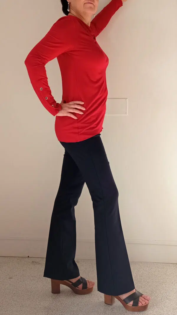 Maglia donna primavera/estate in viscosa con collo sciallato e bottoni sui polsini