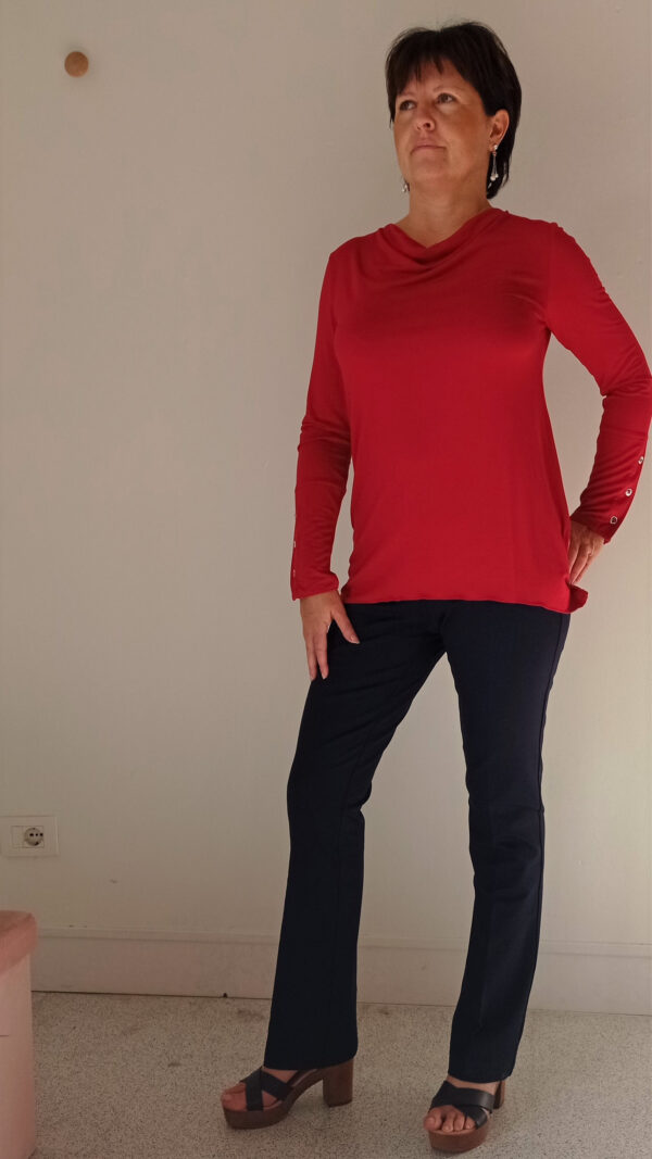 Maglia donna primavera/estate in viscosa con collo sciallato e bottoni sui polsini