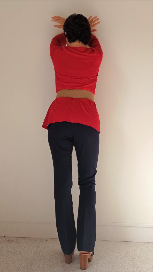 Maglia donna primavera/estate in viscosa con collo sciallato e bottoni sui polsini