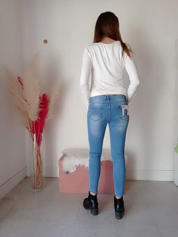 Maglia donna primavera/estate in viscosa con collo sciallato e bottoni sui polsini