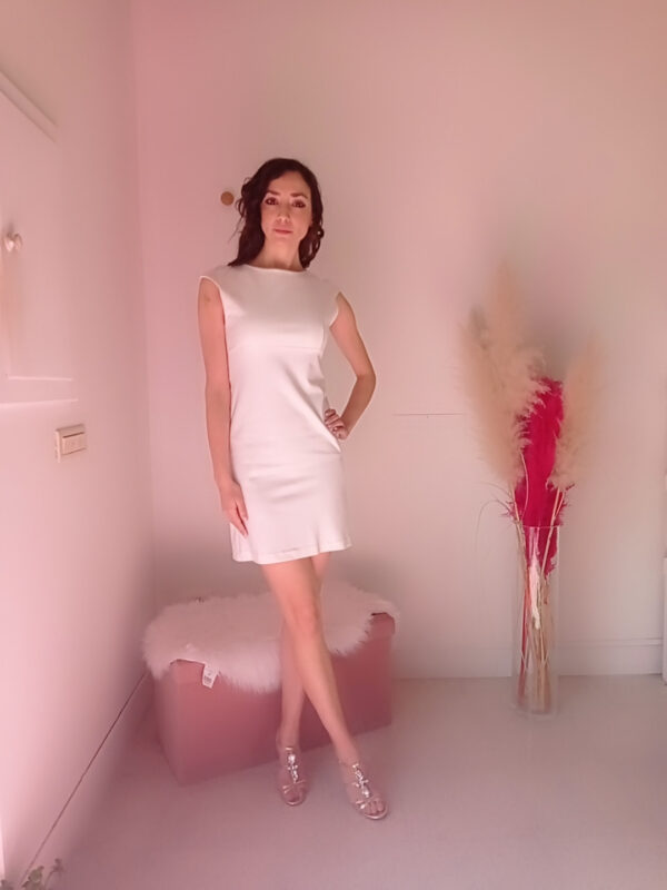 Rivela la tua eleganza con l'abito a tubino in punto Milano disponibile in tre varianti di colore!