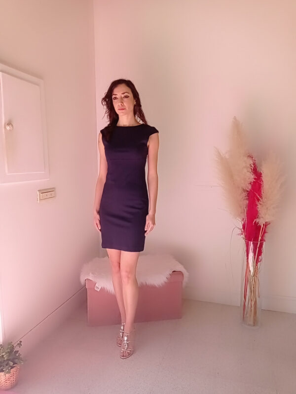 Rivela la tua eleganza con l'abito a tubino in punto Milano disponibile in tre varianti di colore!
