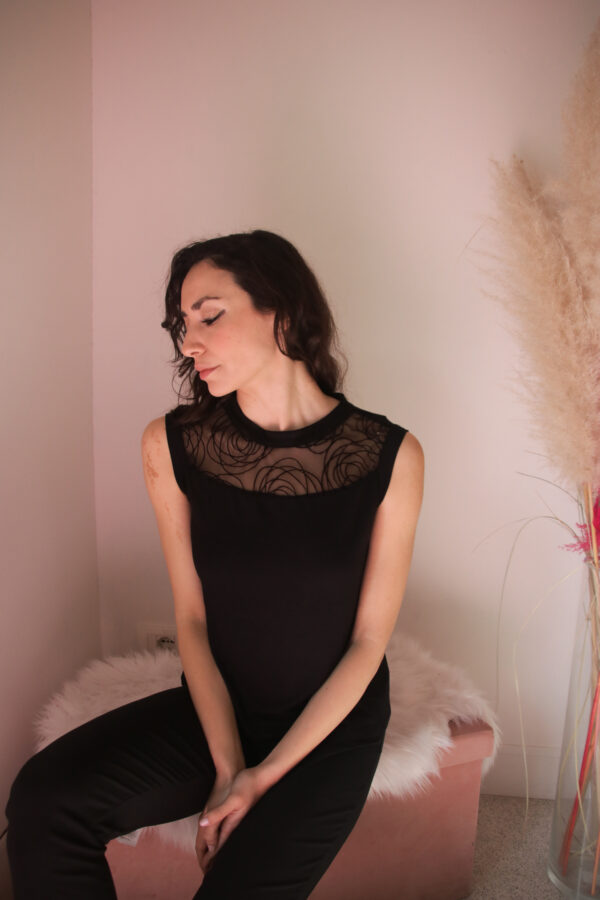 Maglia con tulle ricamato sul decoltè Art. Divina senza maniche