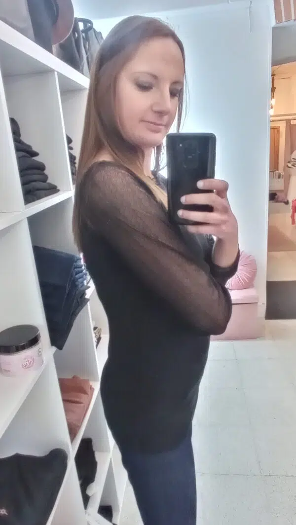 Maglia manica lunga nera in viscosa con maniche in tulle e scollo a barca con bordo in pizzo