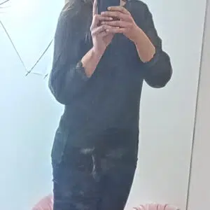 Maglia manica lunga nera in viscosa con maniche in tulle e scollo a barca con bordo in pizzo