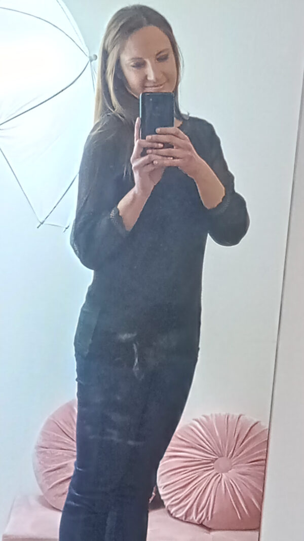 Maglia manica lunga nera in viscosa con maniche in tulle e scollo a barca con bordo in pizzo