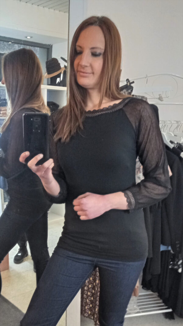 Maglia manica lunga nera in viscosa con maniche in tulle e scollo a barca con bordo in pizzo