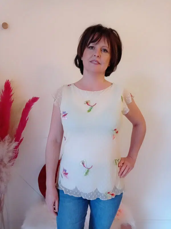 Blusa in tulle elegante e romantica con bordo petalo