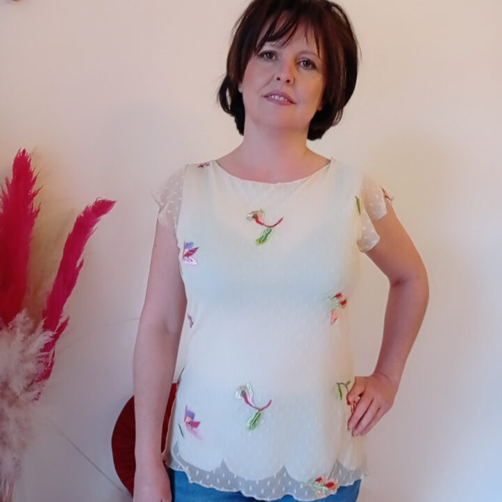 Blusa in tulle elegante e romantica con bordo petalo