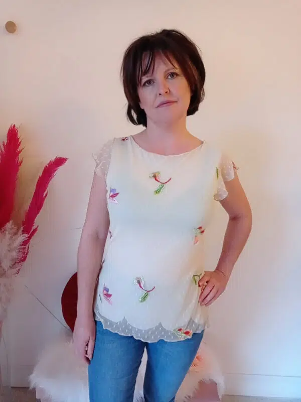 Blusa in tulle elegante e romantica con bordo petalo