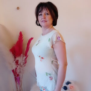 Blusa in tulle elegante e romantica con bordo petalo