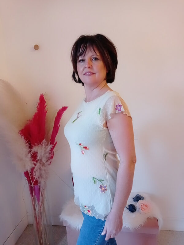 Blusa in tulle elegante e romantica con bordo petalo