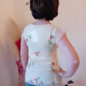 Blusa in tulle elegante e romantica con bordo petalo